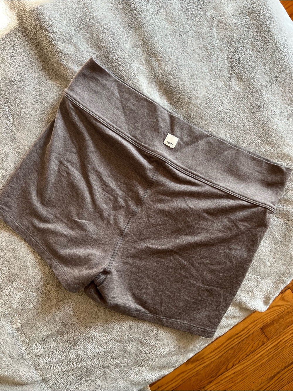 Vuori Women’s Heather Brown Mini Shorts Large